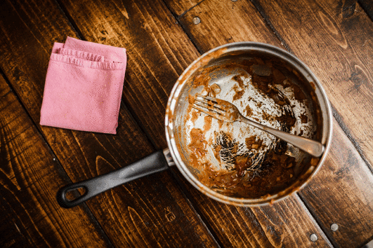 Έξυπνα tips για να «ξεφορτωθείτε» το καμένο φαγητό από τον πάτο της κατσαρόλας